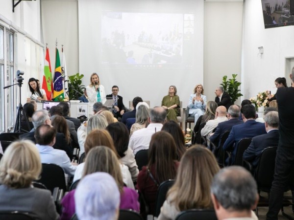 Evento reuniu representantes da &aacute;rea da educa&ccedil;&atilde;o, em Florian&oacute;polis, nesta ter&ccedil;a (27).
