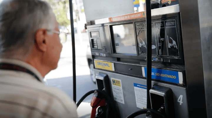 Governo prorroga por um mês subvenção de R$ 2,12 ao diesel.