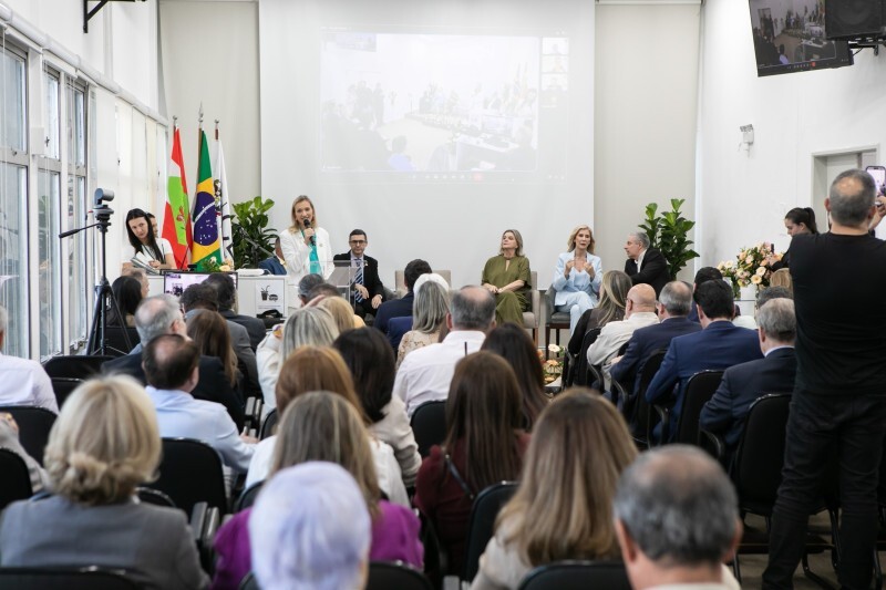 Evento reuniu representantes da &aacute;rea da educa&ccedil;&atilde;o, em Florian&oacute;polis, nesta ter&ccedil;a (27).
