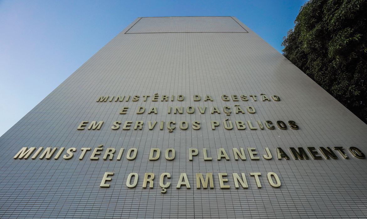 Governo libera R$ 5,2 bilhões para reforçar assistência social e saúde