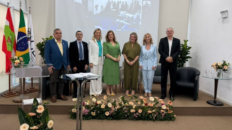 Com forte atuação na educação catarinense, Marcia é professora do Departamento de Arquitetura e Urbanismo da FURB e está à frente da Universidade desde 2019, atualmente em seu segundo mandato como reitora. 