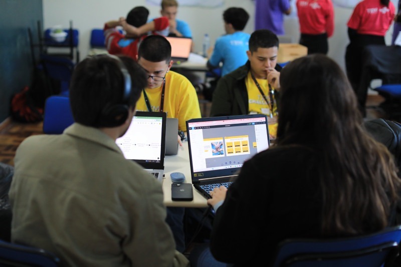 Challenge CIS-AMFRI reúne 12 equipes em Itajaí, de 5 a 7 de novembro, para trabalhar em desafios apresentados por gestores públicos da região.
