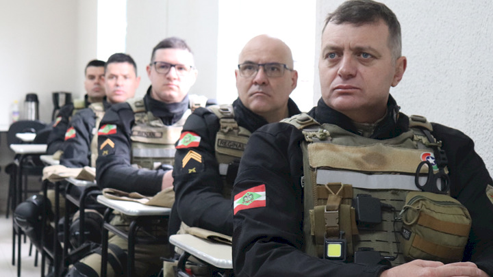  O treinamento visa o aperfeiçoamento técnico e operacional de policiais militares.