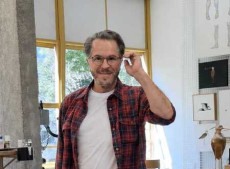 Nascido em Florian&oacute;polis e radicado em S&atilde;o Paulo, Walmor Corr&ecirc;a desenvolve uma produ&ccedil;&atilde;o art&iacute;stica que investiga as rela&ccedil;&otilde;es entre ci&ecirc;ncia, natureza e imagina&ccedil;&atilde;o.