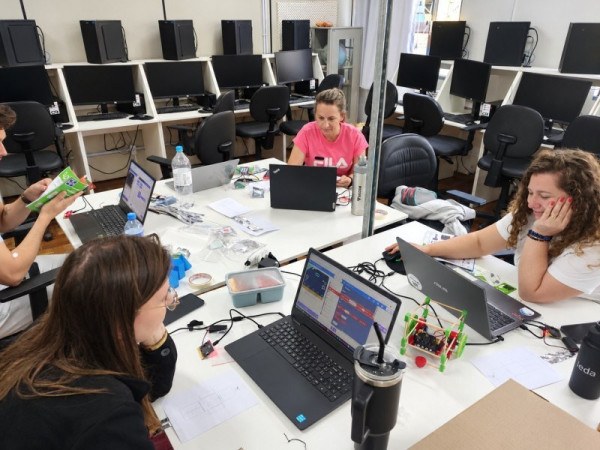 Professores da rede municipal de Nova Erechim participaram de oficinas, com atividades de rob&oacute;tica educacional, programa&ccedil;&atilde;o e cultura maker.